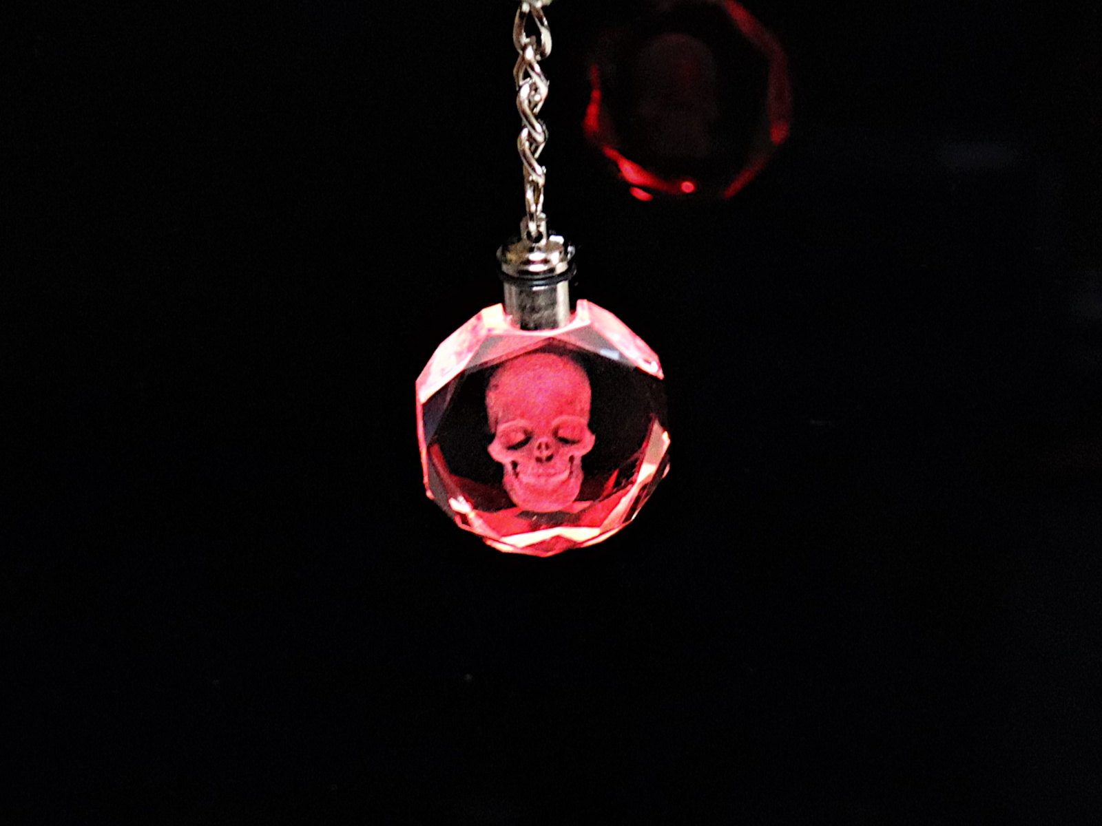 Kristall-Schlüsselanhänger Oktagon 3D Totenkopf